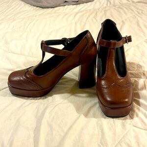 Brown vintage looking size 7 brown faux leather heels